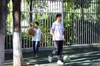 2025年10月4日中华小学打篮球