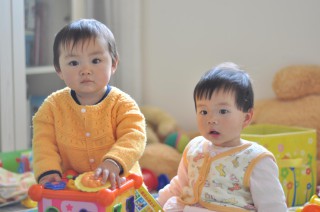 2012年4月16日院里小朋友家玩玩具