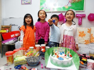 小羽六岁生日与同年同日生的几位一同庆祝！