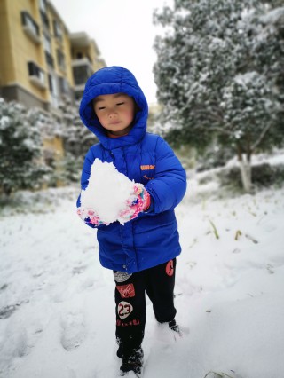 2022.2.22昆明  孩子们看到的第一场雪，玩雪的兴奋。