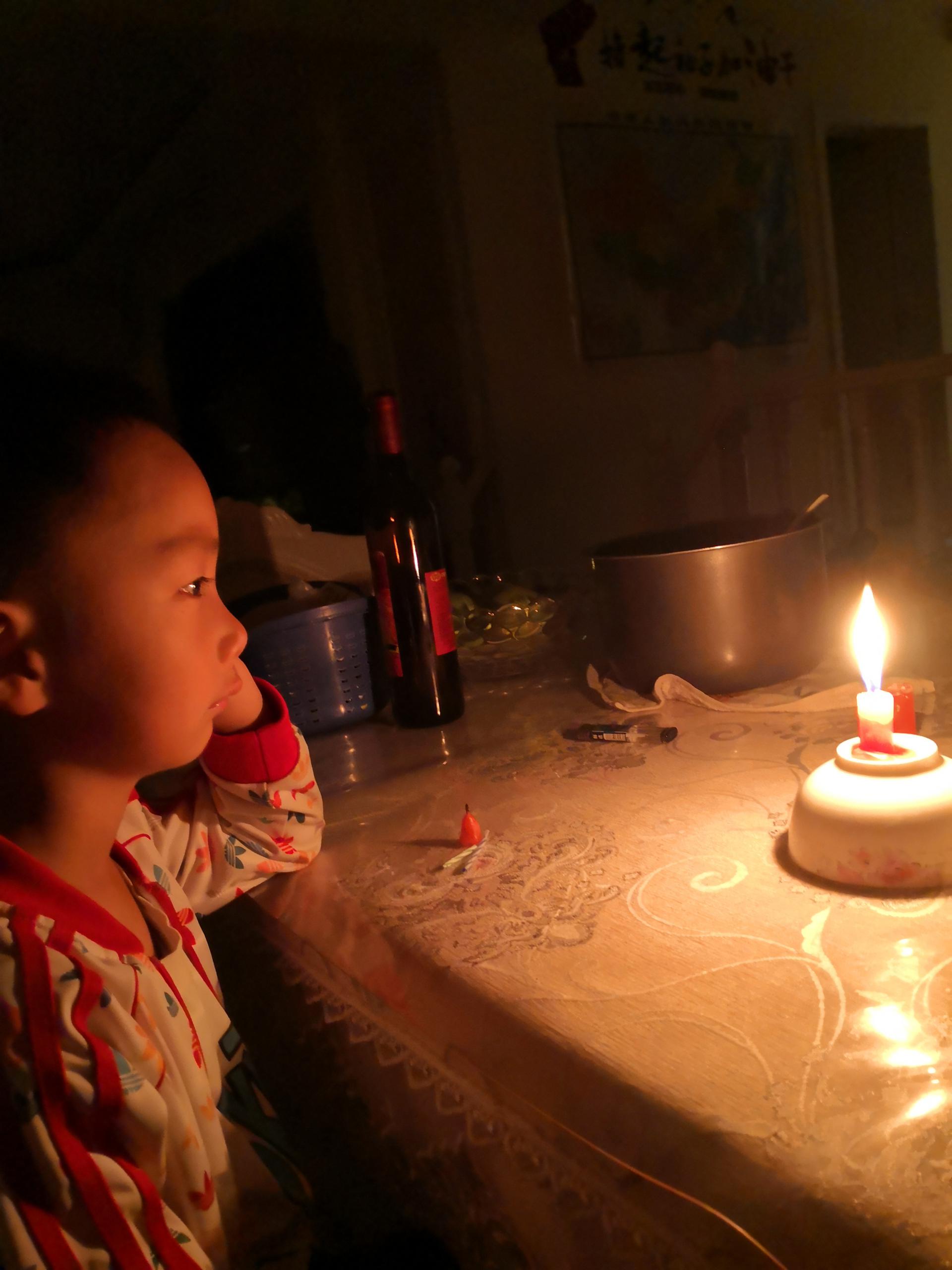 2022年10月6日烛光_等待中的表情